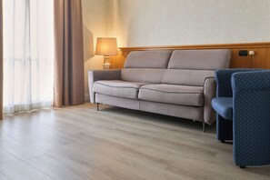 Junior Suite | Living area | 28-inch LCD TV with satellite channels, TV - Hotel Perugia Plaza (Perugia)