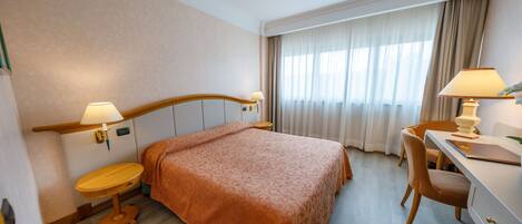 1 quarto, frigobar, cofres nos quartos, escrivaninha