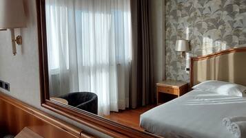 Executive Room | Minibar, in-room safe, desk, blackout drapes