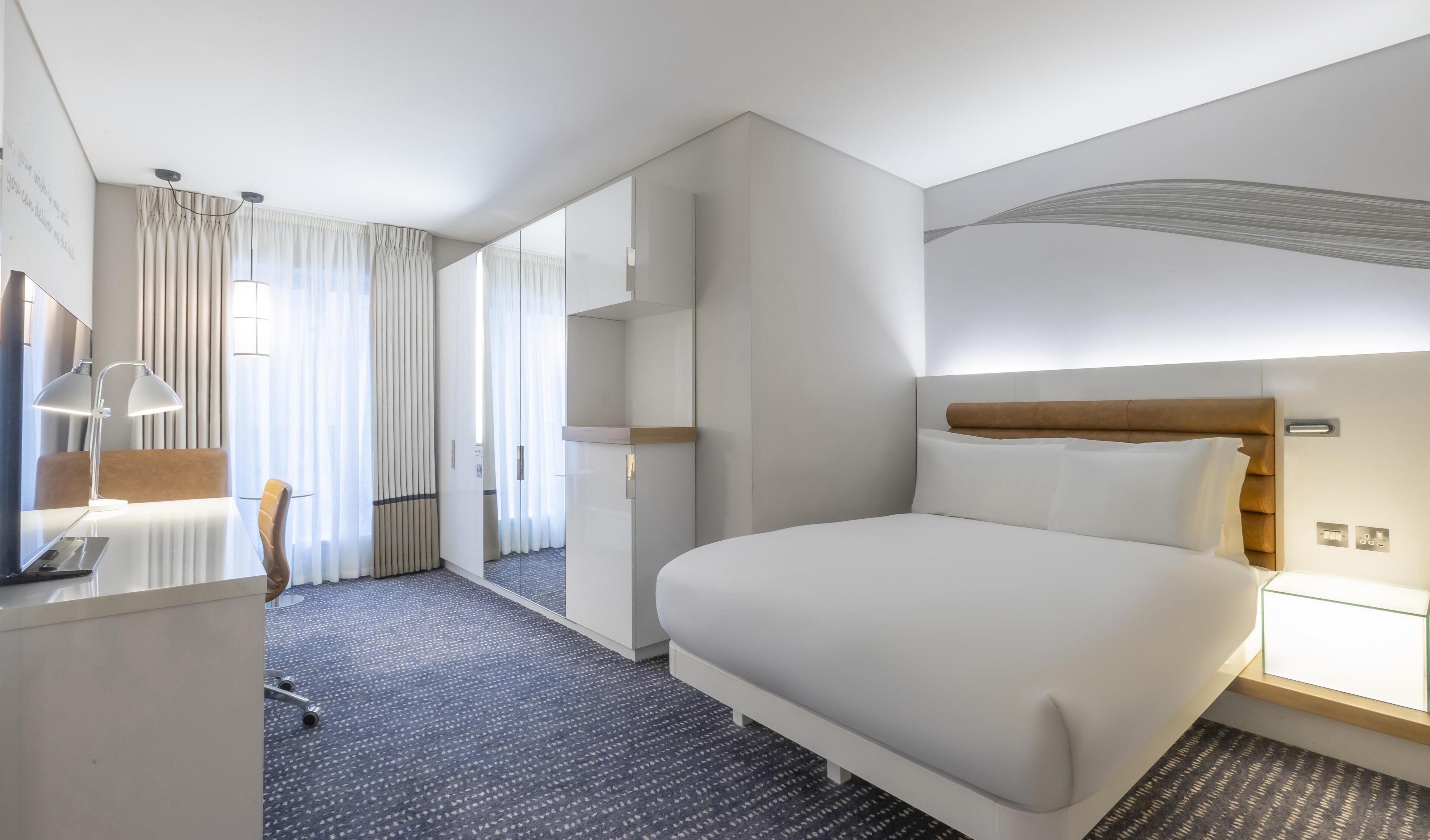 Habitación individual | Ropa de cama hipoalergénica y caja de seguridad en la habitación 