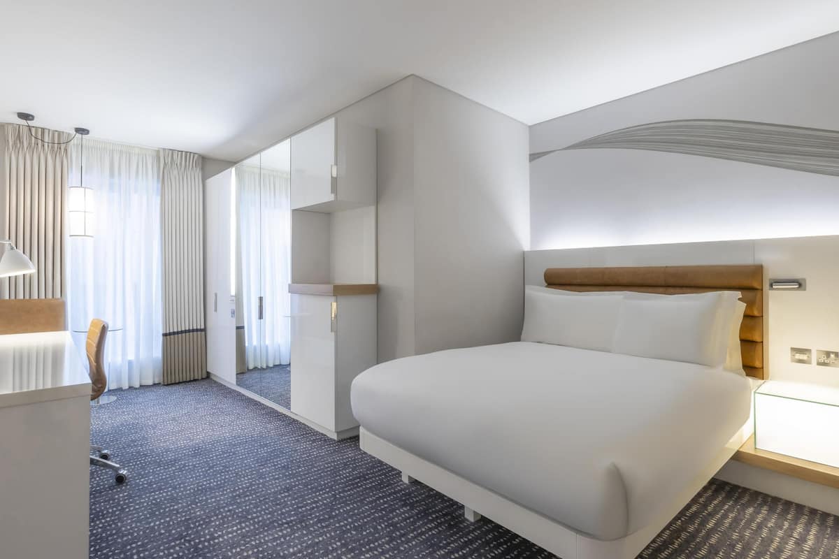 Single Guest Room | Hypo-allergenic bedding, in-room safe, desk, laptop workspace