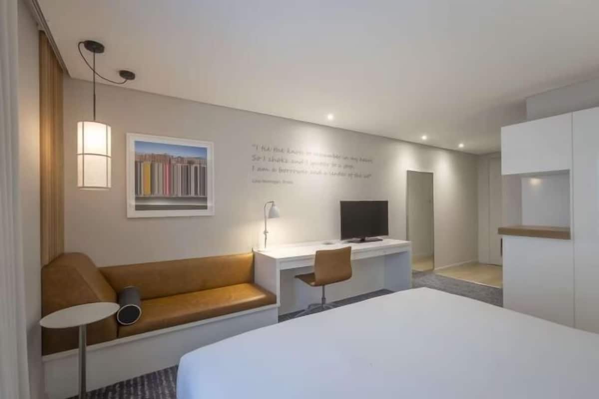 Ropa de cama hipoalergénica y caja de seguridad en la habitación