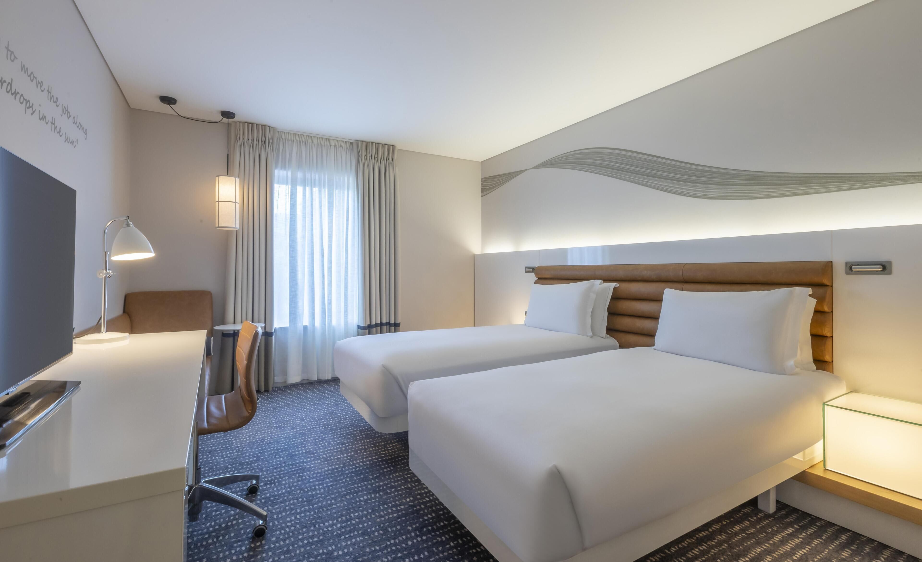 Habitación con 2 camas individuales | Ropa de cama hipoalergénica y caja de seguridad en la habitación 