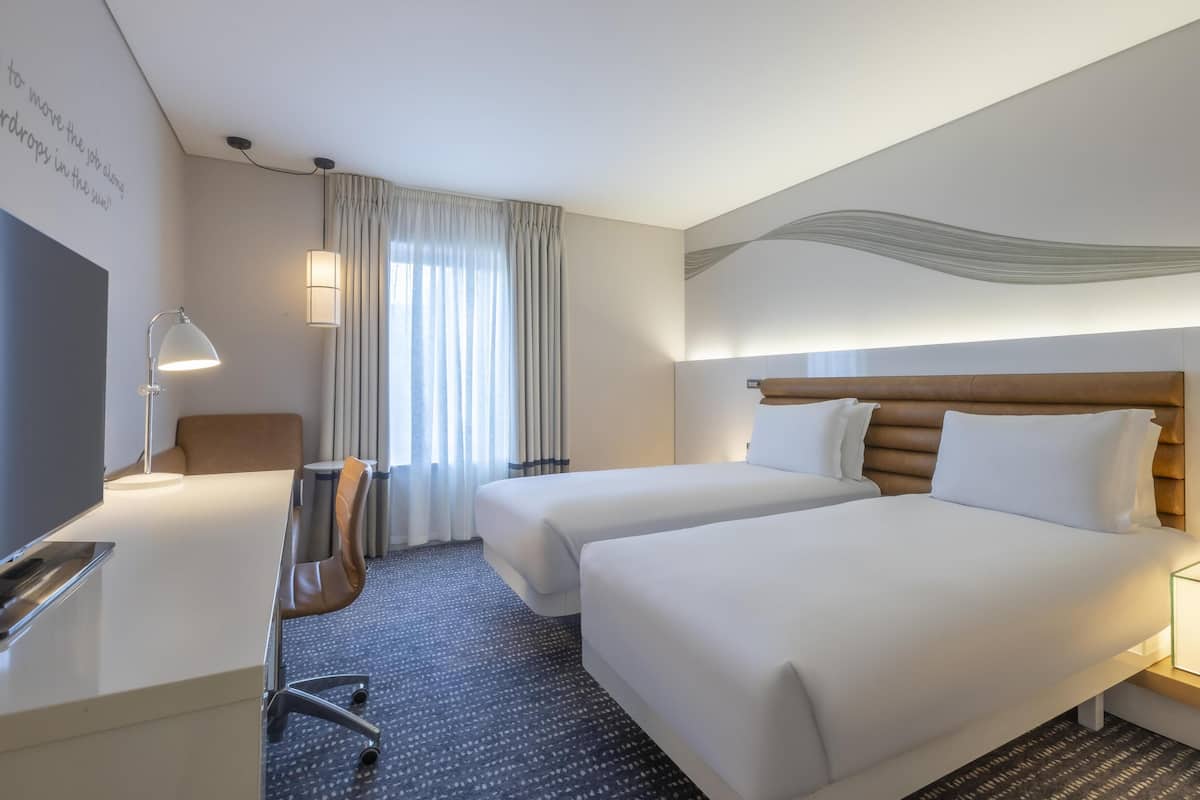 Twin Guest Room | Hypo-allergenic bedding, in-room safe, desk, laptop workspace