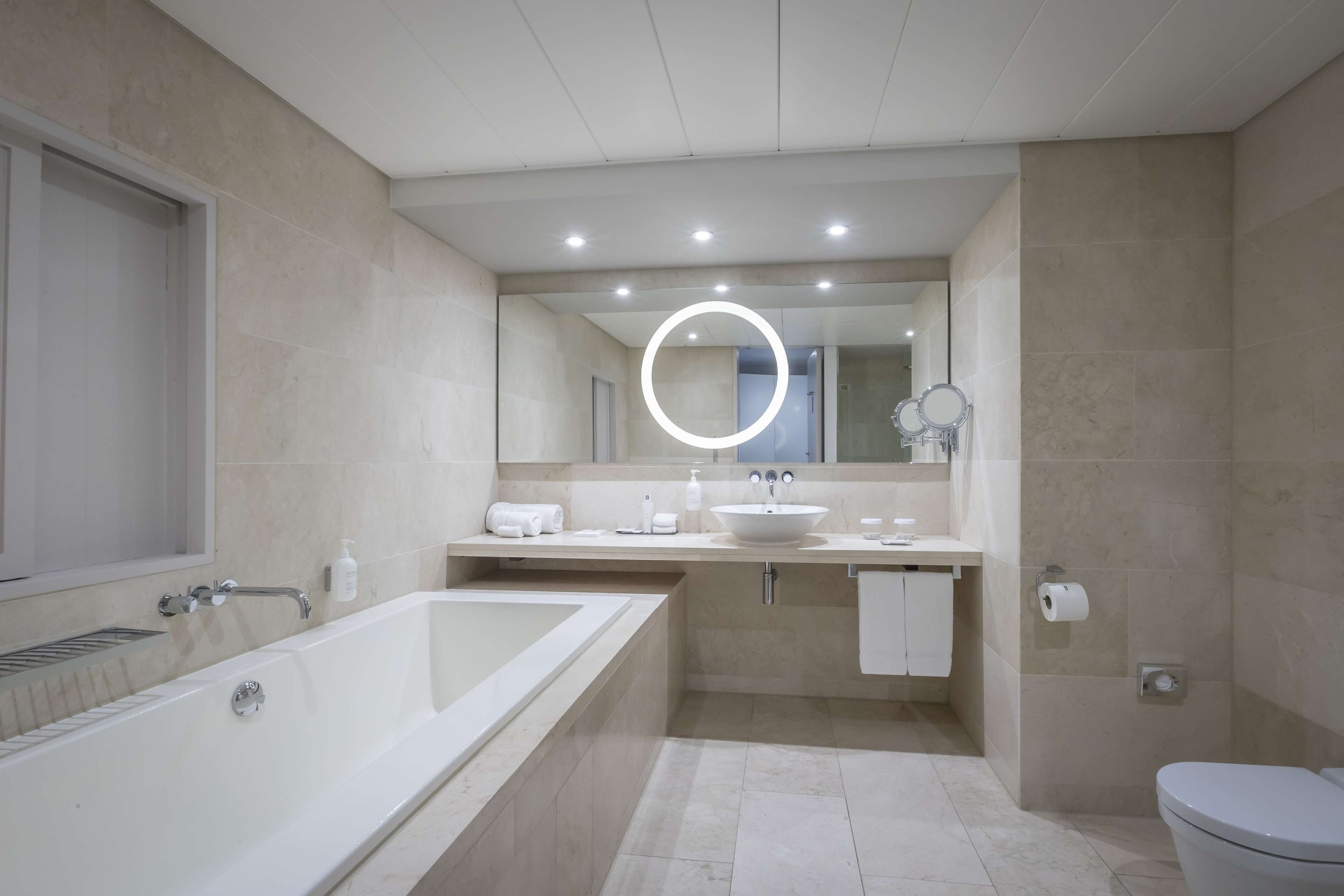 junior suite, 1 king bed | bathroom | combined shower/bathtub, free toiletries, hair dryer, bathrobes