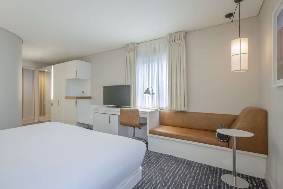 Hypo-allergenic bedding, in-room safe, desk, laptop workspace
