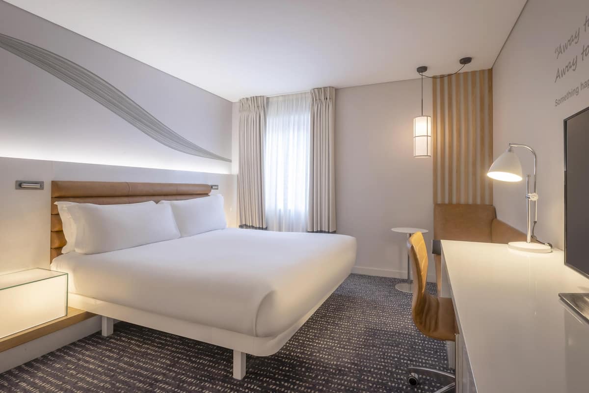 King Accessible Room | Hypo-allergenic bedding, in-room safe, desk, laptop workspace