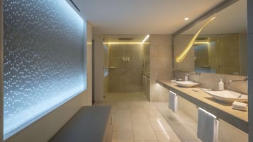 Suite, 1 trĂšs grand lit (Penthouse) | Douche de la salle de bain