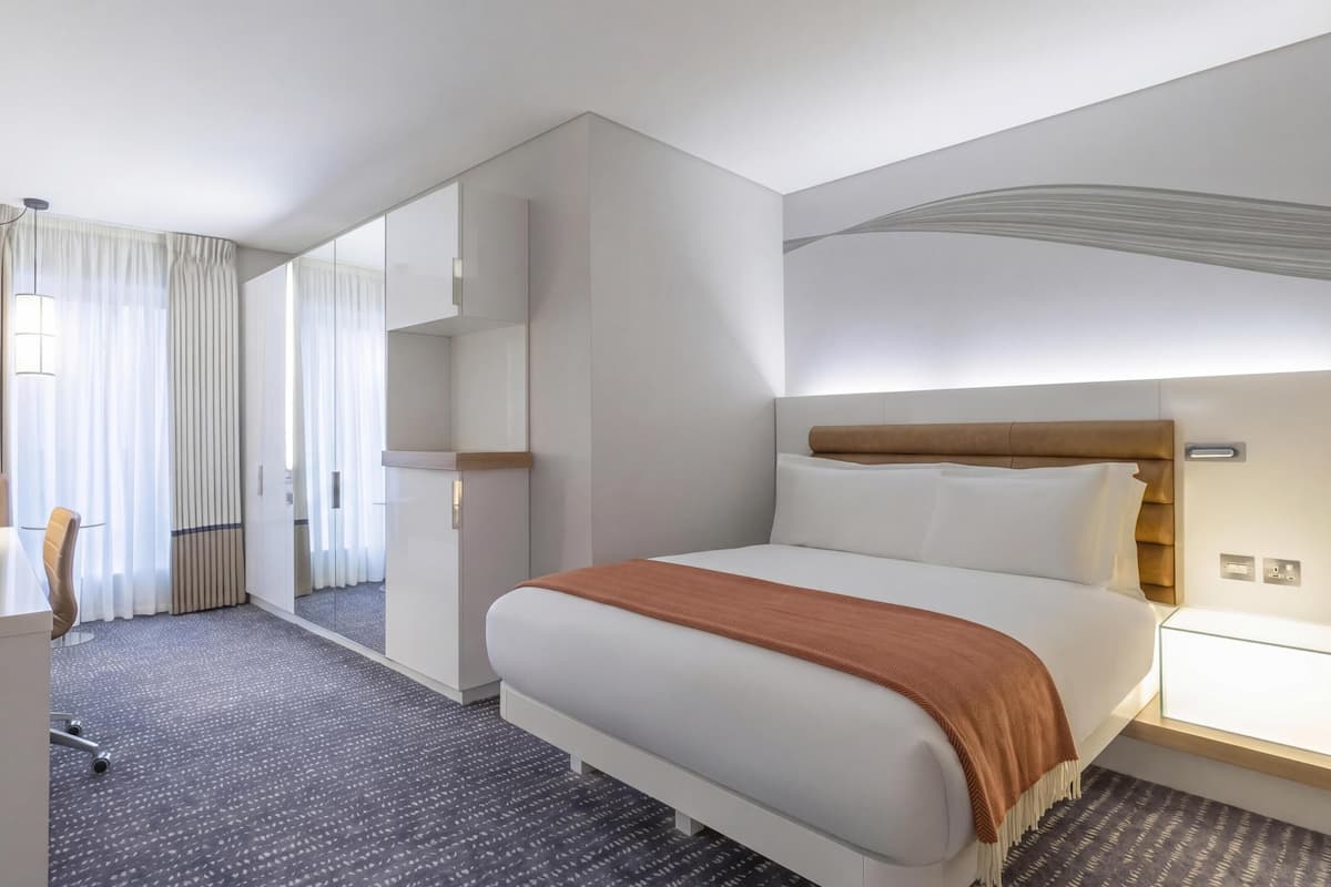 King Accessible Room | Hypo-allergenic bedding, in-room safe, desk, laptop workspace