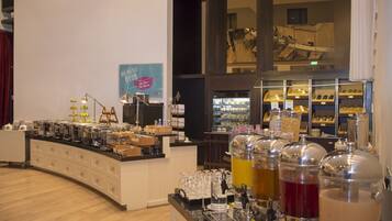 Café da manhã completo todos os dias (EUR 25.00 por pessoa)