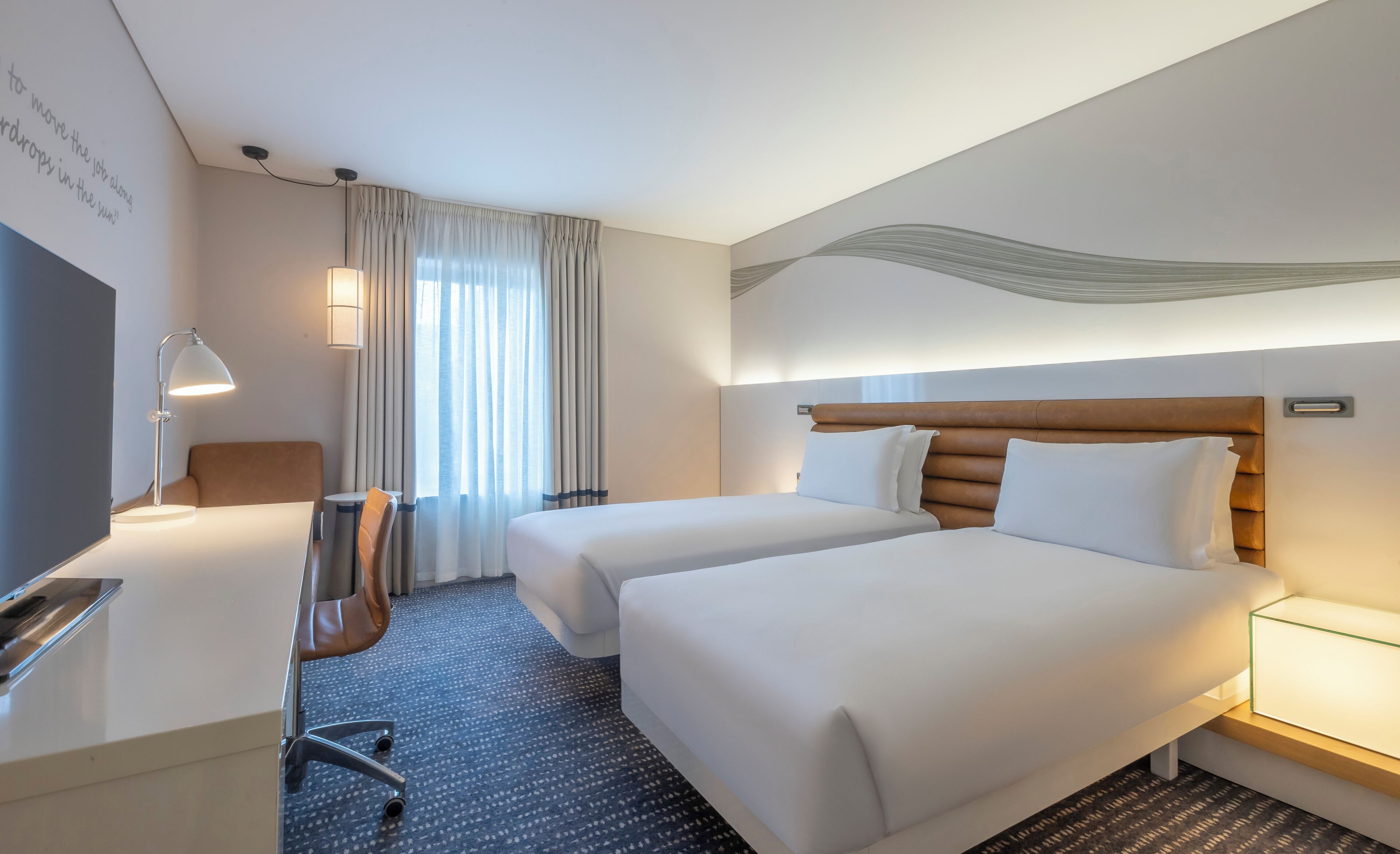 Habitación con 2 camas individuales | Ropa de cama hipoalergénica y caja de seguridad en la habitación 