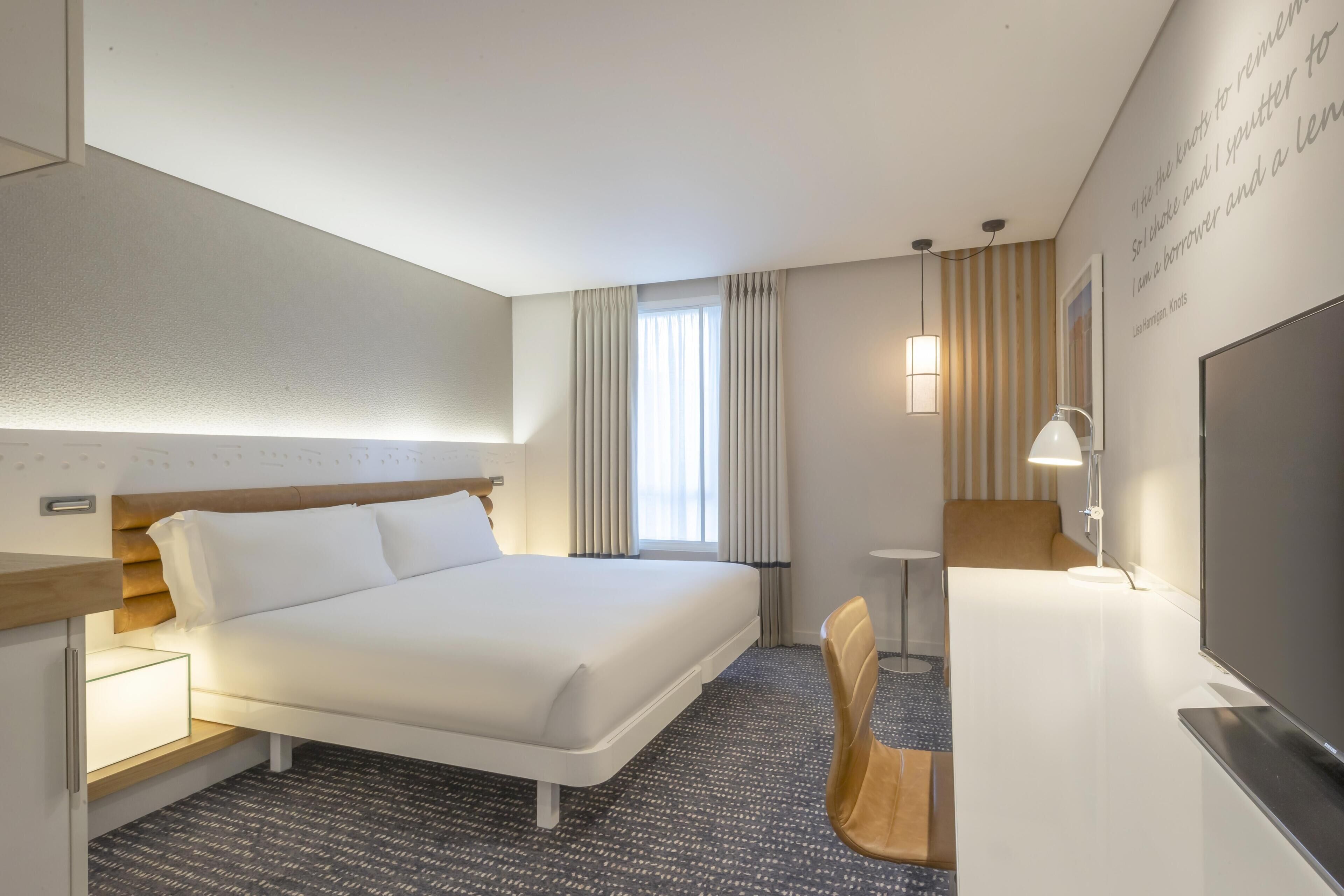 Habitación Premium, 1 cama King size | Ropa de cama hipoalergénica y caja de seguridad en la habitación 