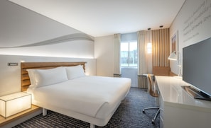 Room, 1 King Bed River View | Hypo-allergenic bedding, in-room safe, desk, laptop workspace