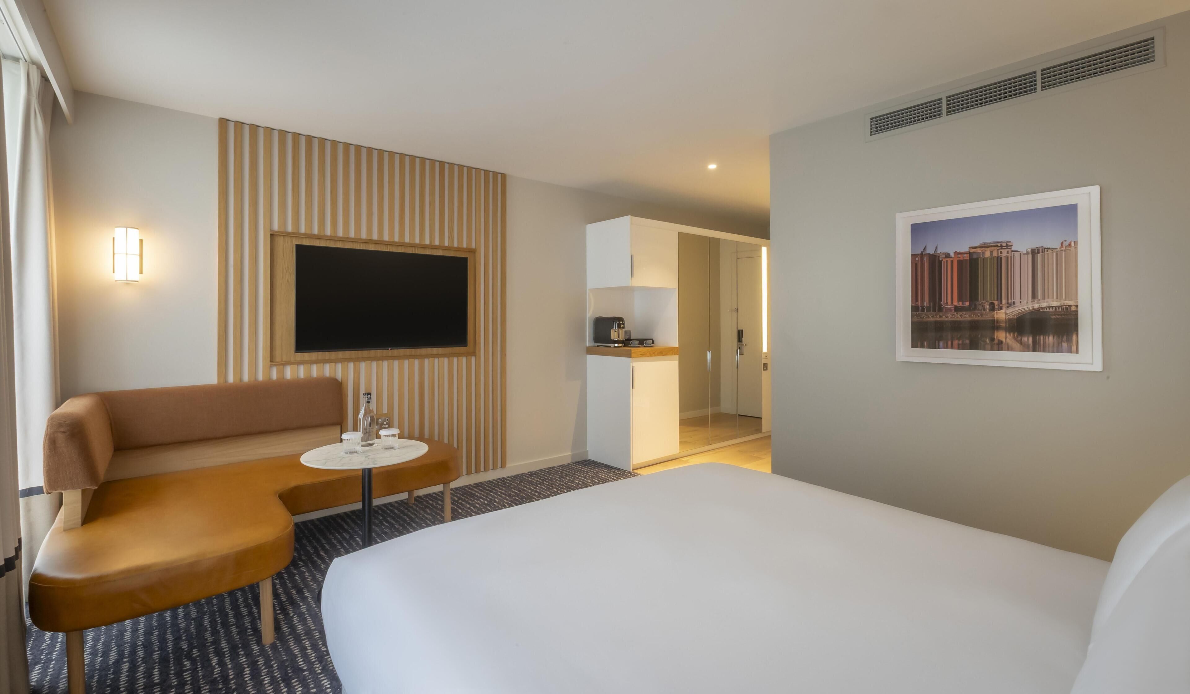 Habitación Deluxe, 1 cama King size | Ropa de cama hipoalergénica y caja de seguridad en la habitación 