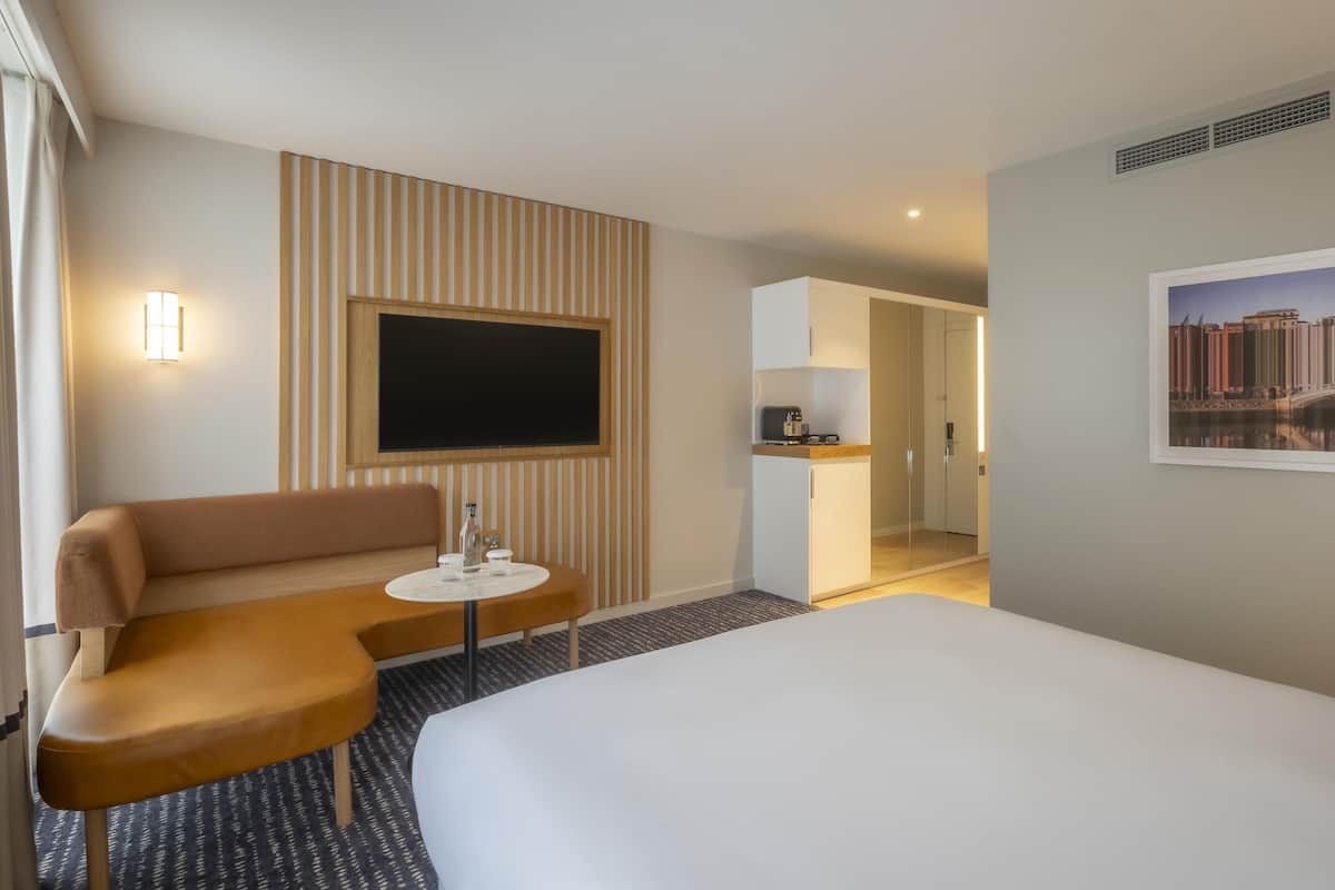 华丽客房, 1 张特大床 | 防过敏的被褥、客房内保险箱、办公桌、笔记本电脑工作区