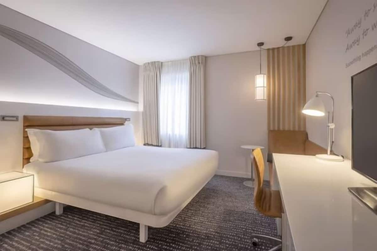 Ropa de cama hipoalergénica y caja de seguridad en la habitación
