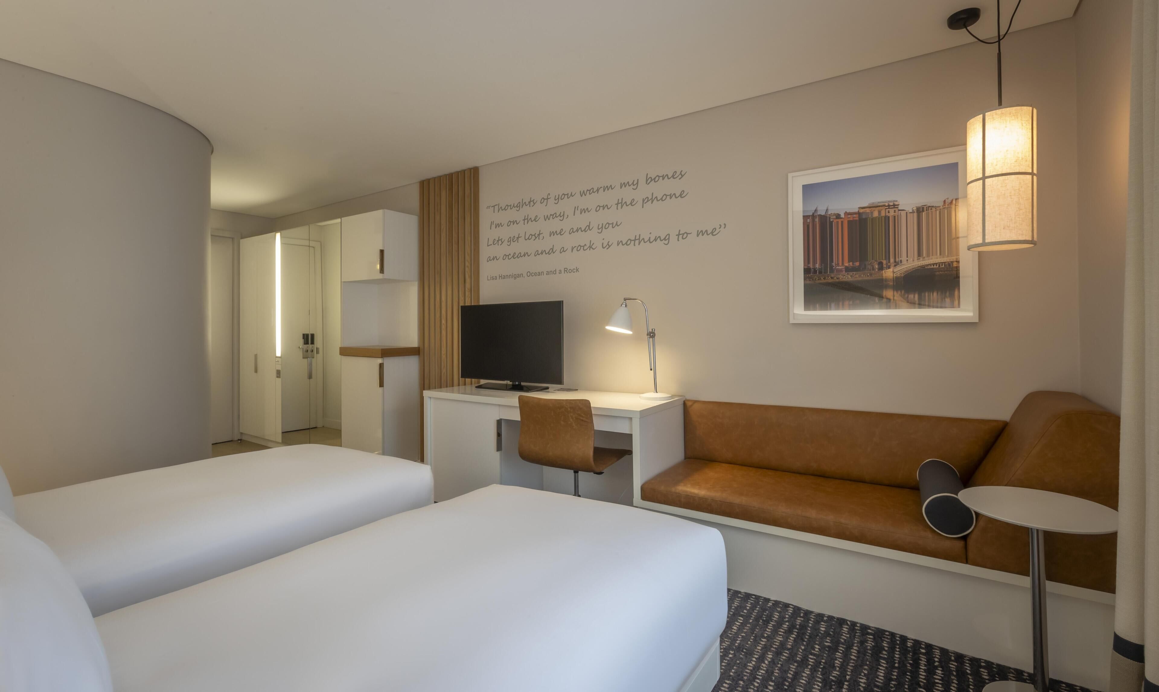 Televisión de plasma de 43 pulgadas con canales por cable y televisión 