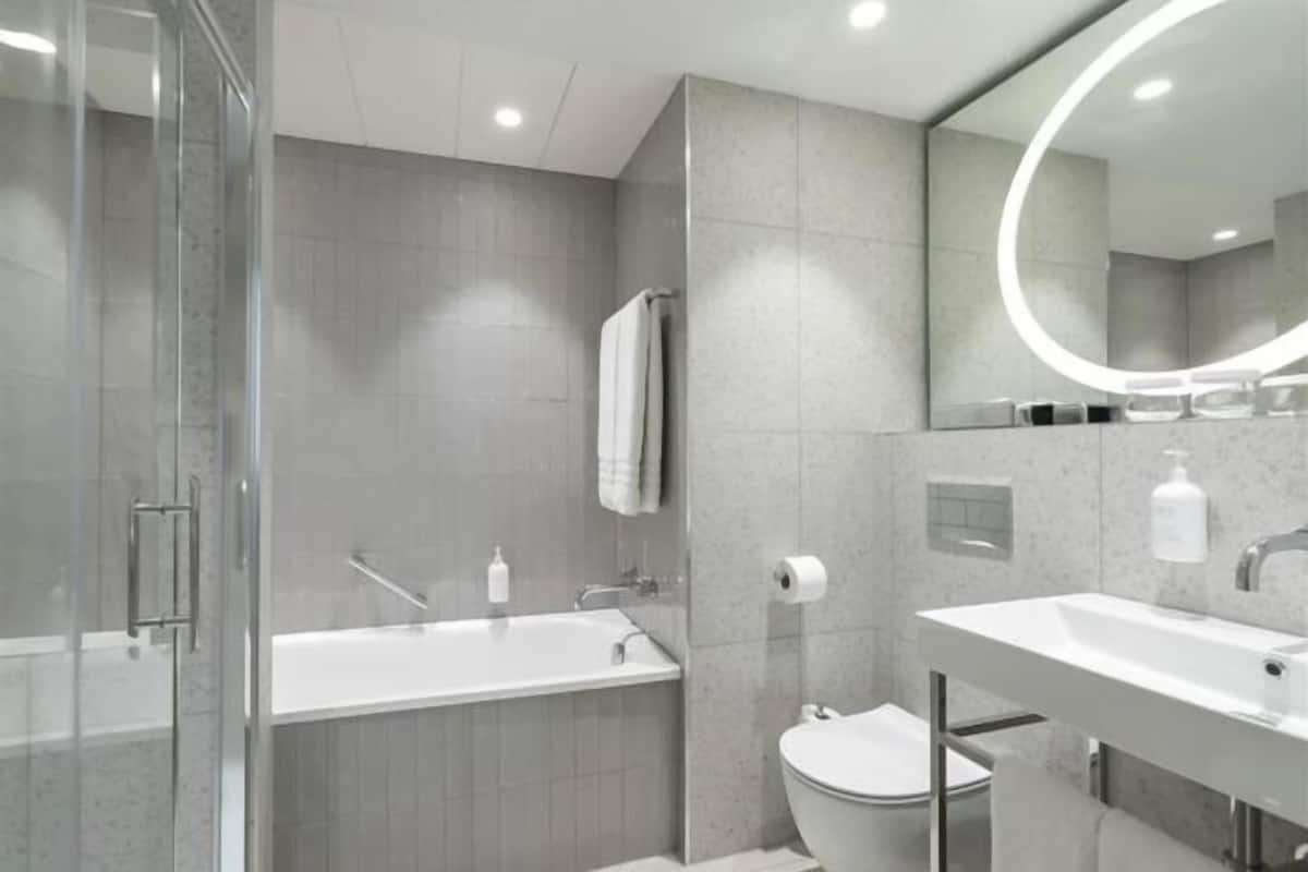 Tina con regadera, amenidades de baño gratuitas, secadora de cabello