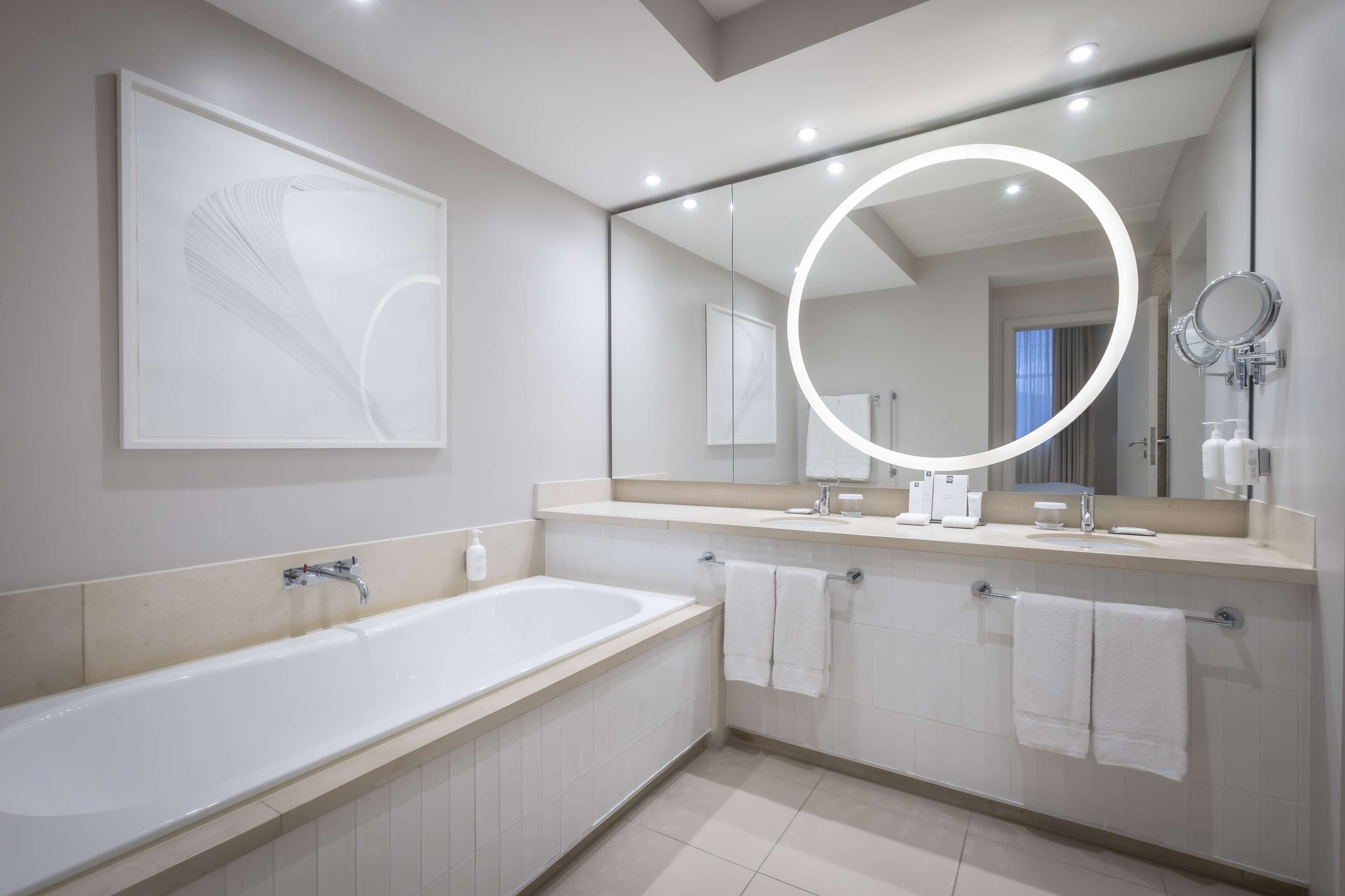 junior suite, 1 king bed | bathroom | combined shower/bathtub, free toiletries, hair dryer, bathrobes