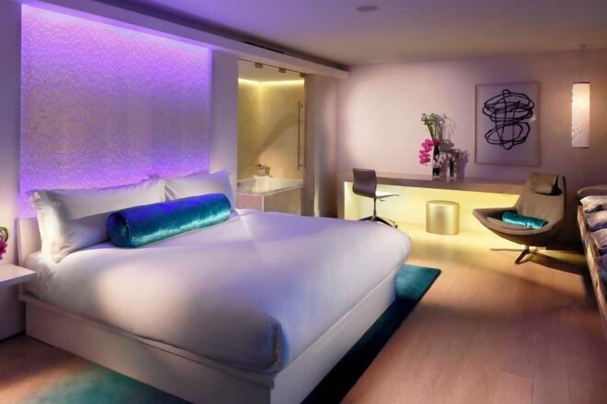 Ropa de cama hipoalergénica y caja de seguridad en la habitación