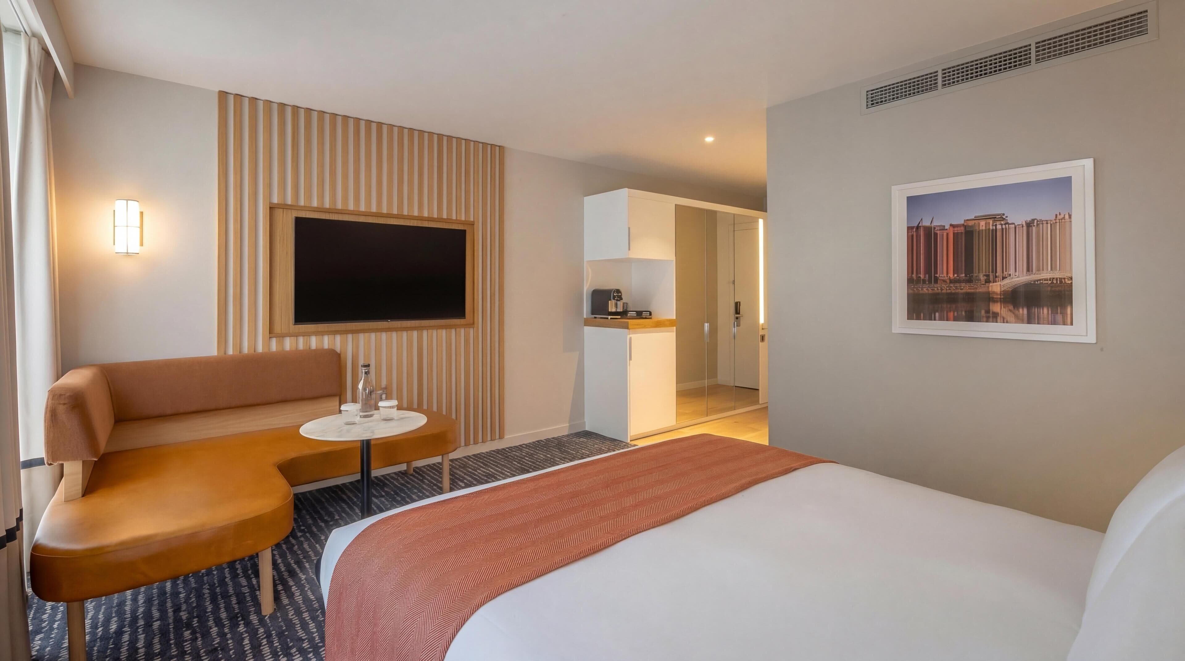 King Deluxe Room | Living area