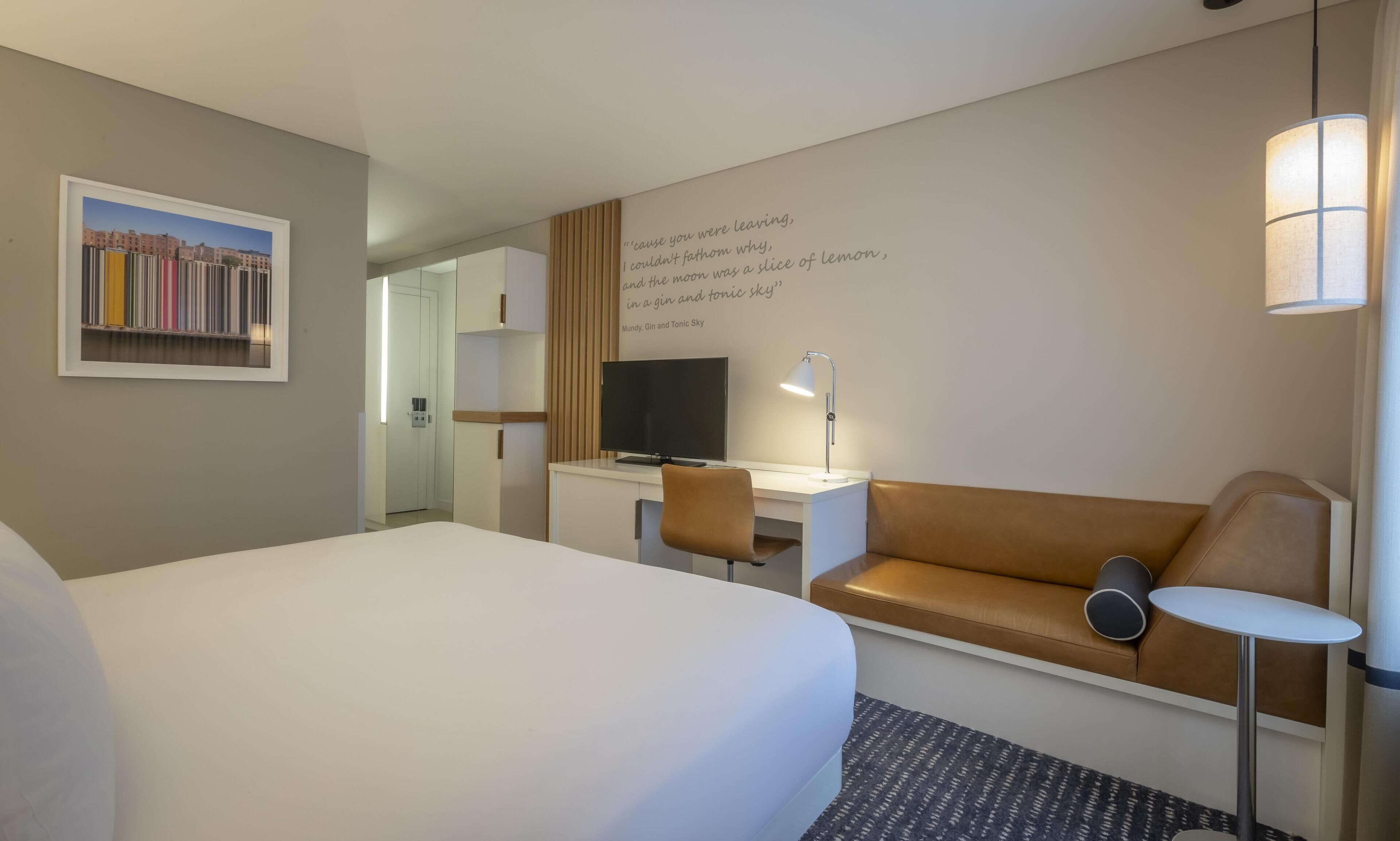 Habitación, 1 cama King size | Área de sala de estar | Televisión de plasma de 43 pulgadas con canales por cable y televisión 