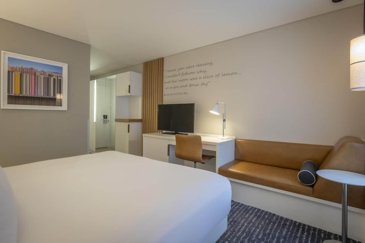 King Guest Room | Living area | 43-inch plasma TV with cable channels, TV, pay movies