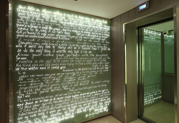 Eine Wand mit handgeschriebenen Text in einer Diele.