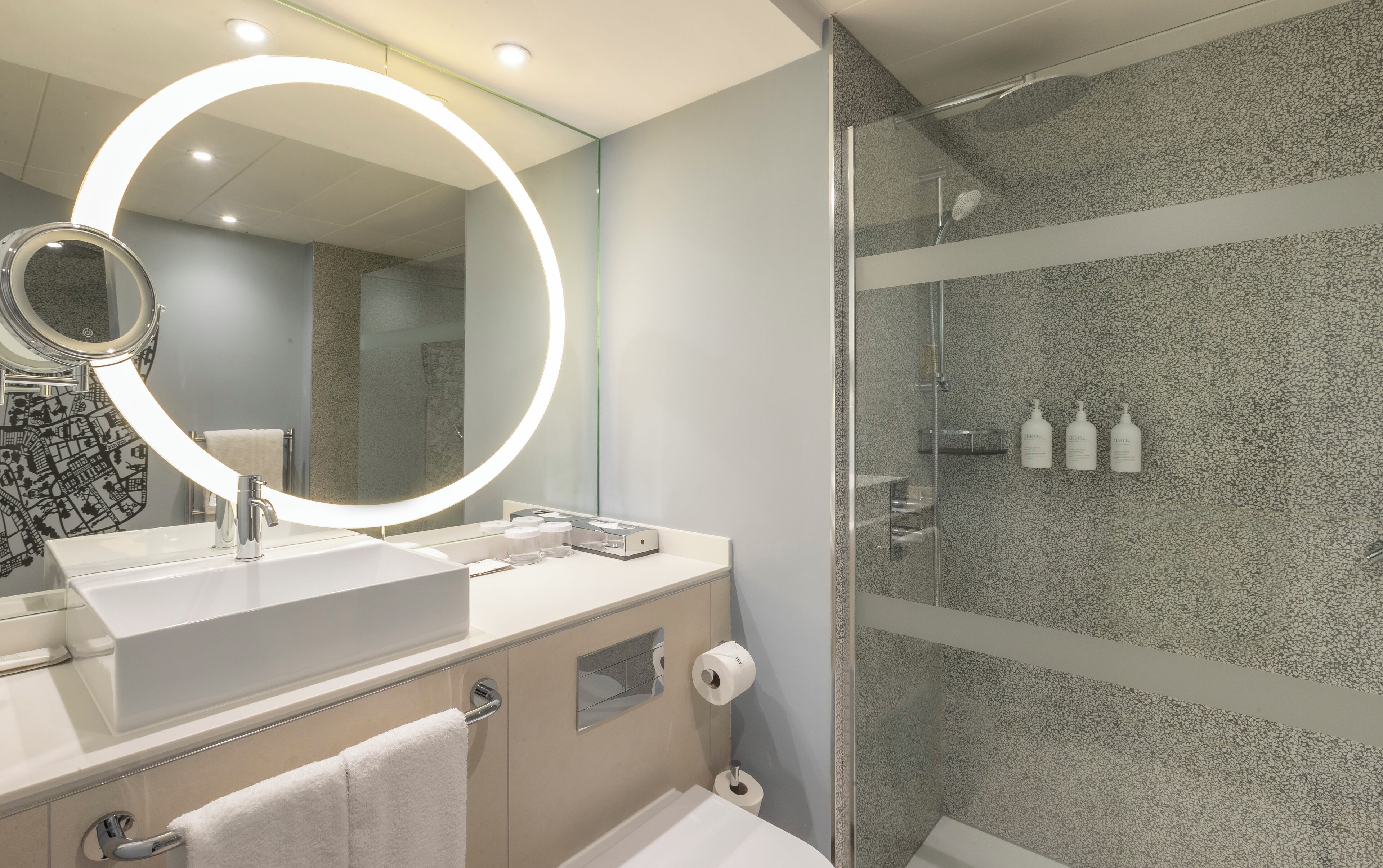 Tina con regadera, amenidades de baño gratuitas, secadora de cabello 