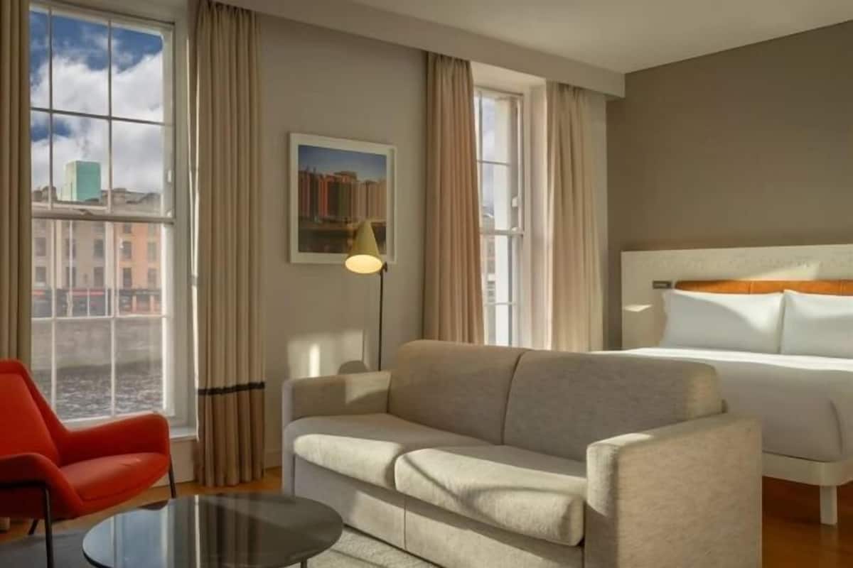 Área de sala de estar | Televisión de plasma de 43 pulgadas con canales por cable y televisión