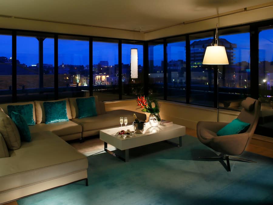 Hypo-allergenic bedding, in-room safe, desk, laptop workspace