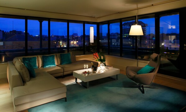 Suite, 1 kingsize bed (Penthouse) | Hypoallergeen beddengoed, een kluis op de kamer, een bureau