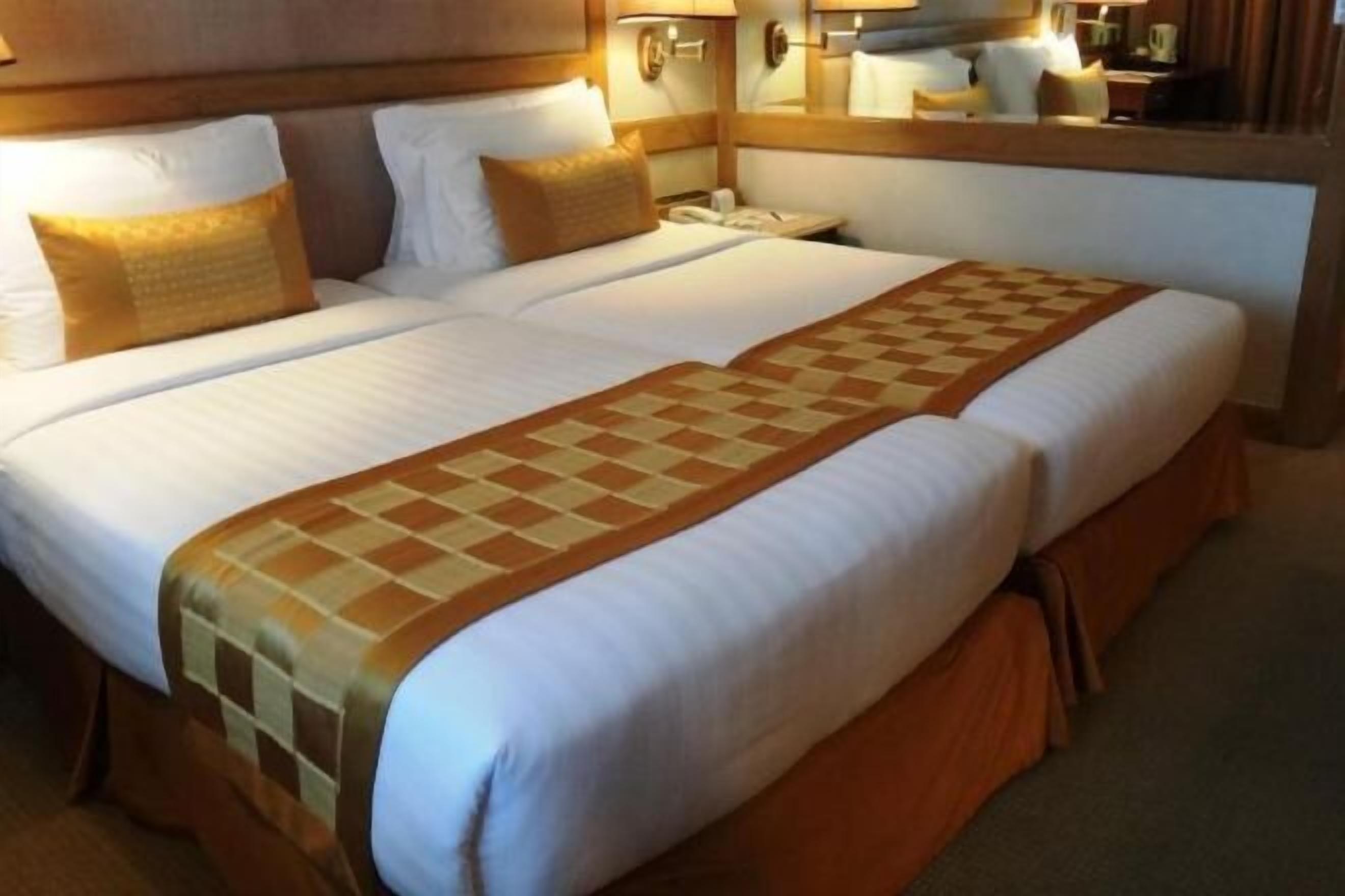 Minibar, caja de seguridad en la habitación y escritorio 