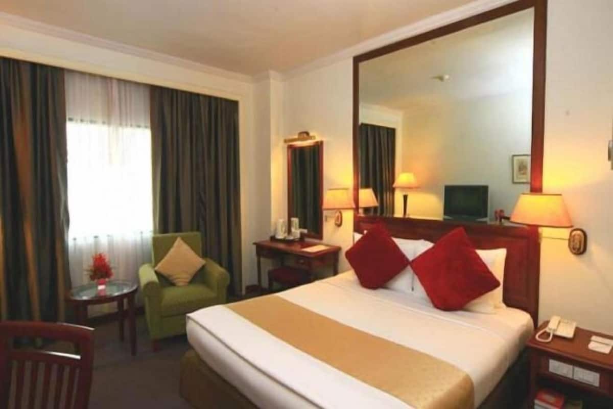 Minibar, caja de seguridad en la habitación y escritorio