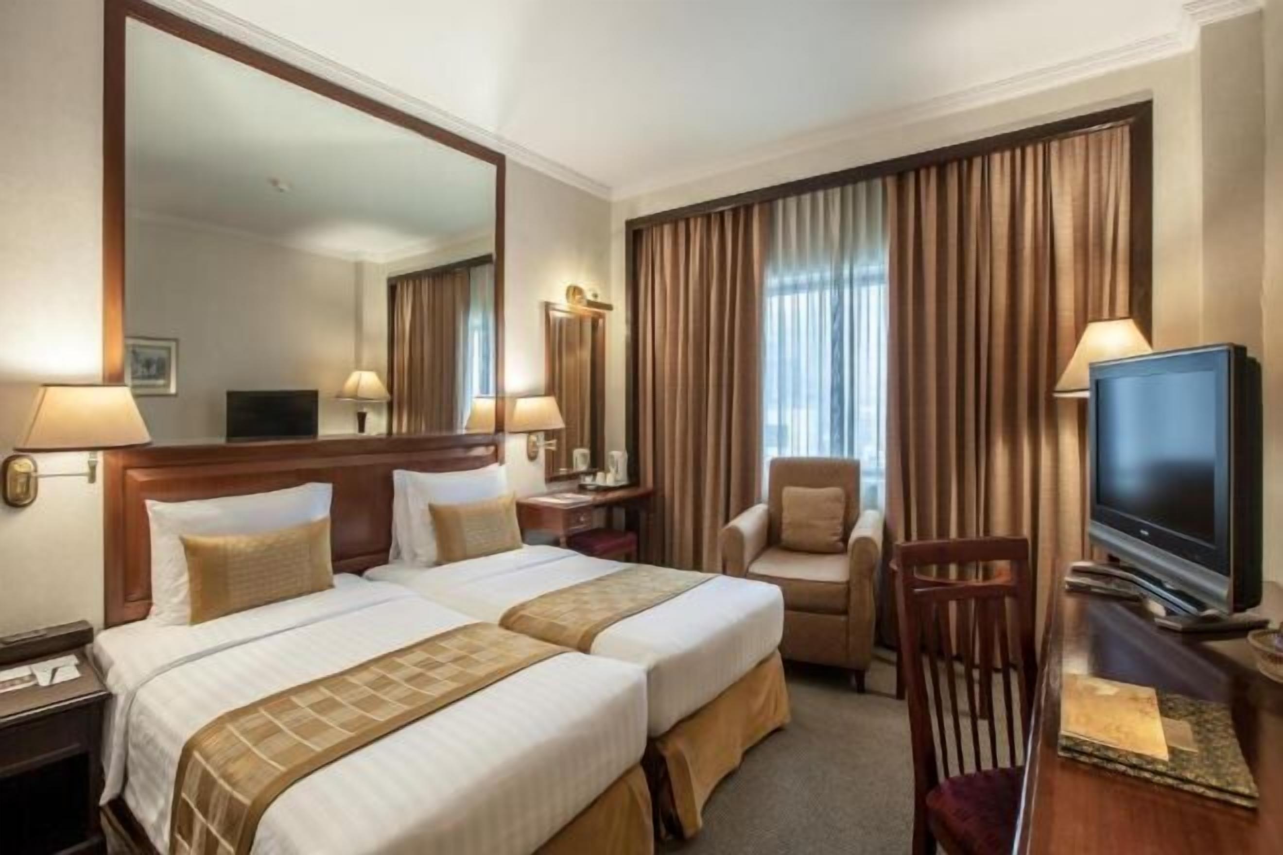 Minibar, caja de seguridad en la habitación y escritorio 