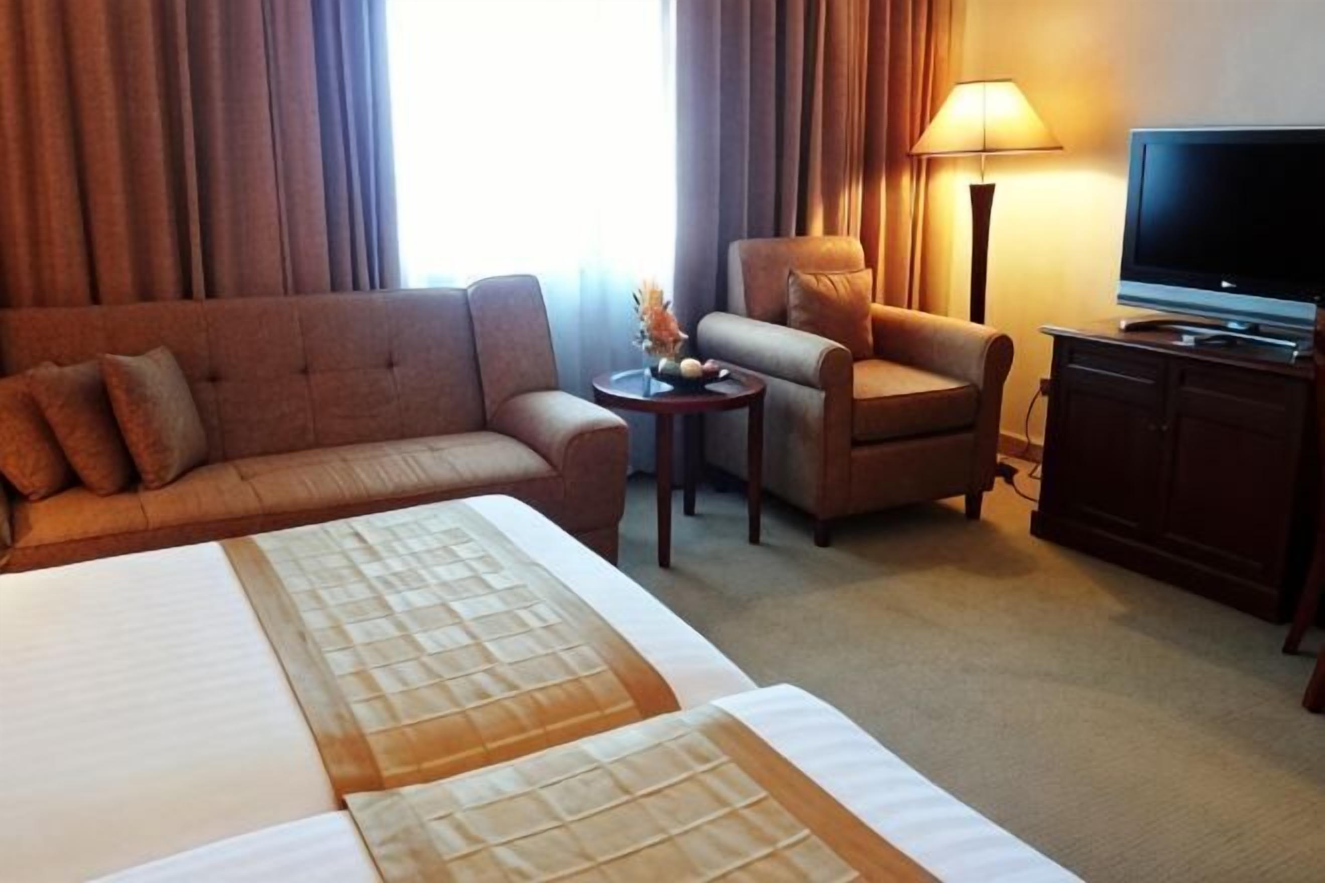 Minibar, caja de seguridad en la habitación y escritorio 