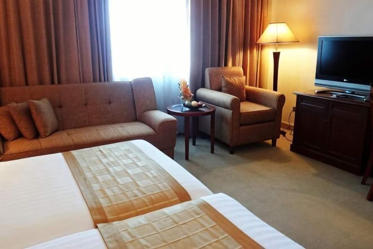 Minibar, caja de seguridad en la habitación y escritorio