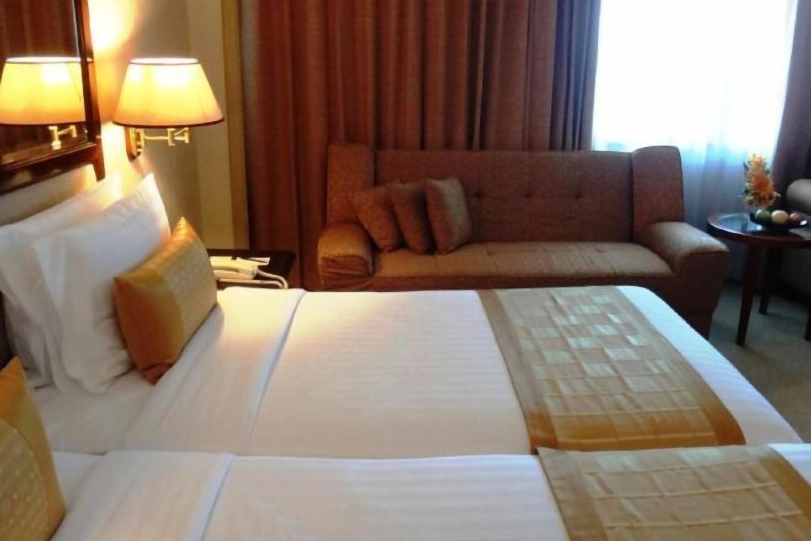 Minibar, caja de seguridad en la habitación y escritorio 