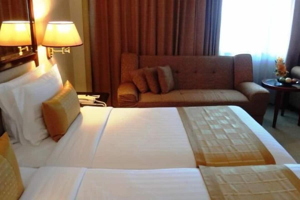 Minibar, caja de seguridad en la habitación y escritorio