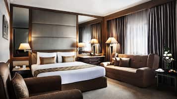 Junior Suite, 1 King Bed, City View | Minibar, in-room safe, desk, blackout curtains