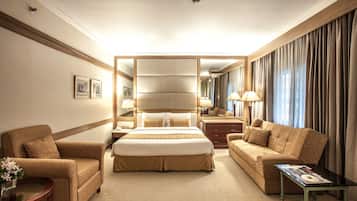 Junior Suite, 1 King Bed, City View | Minibar, in-room safe, desk, blackout drapes