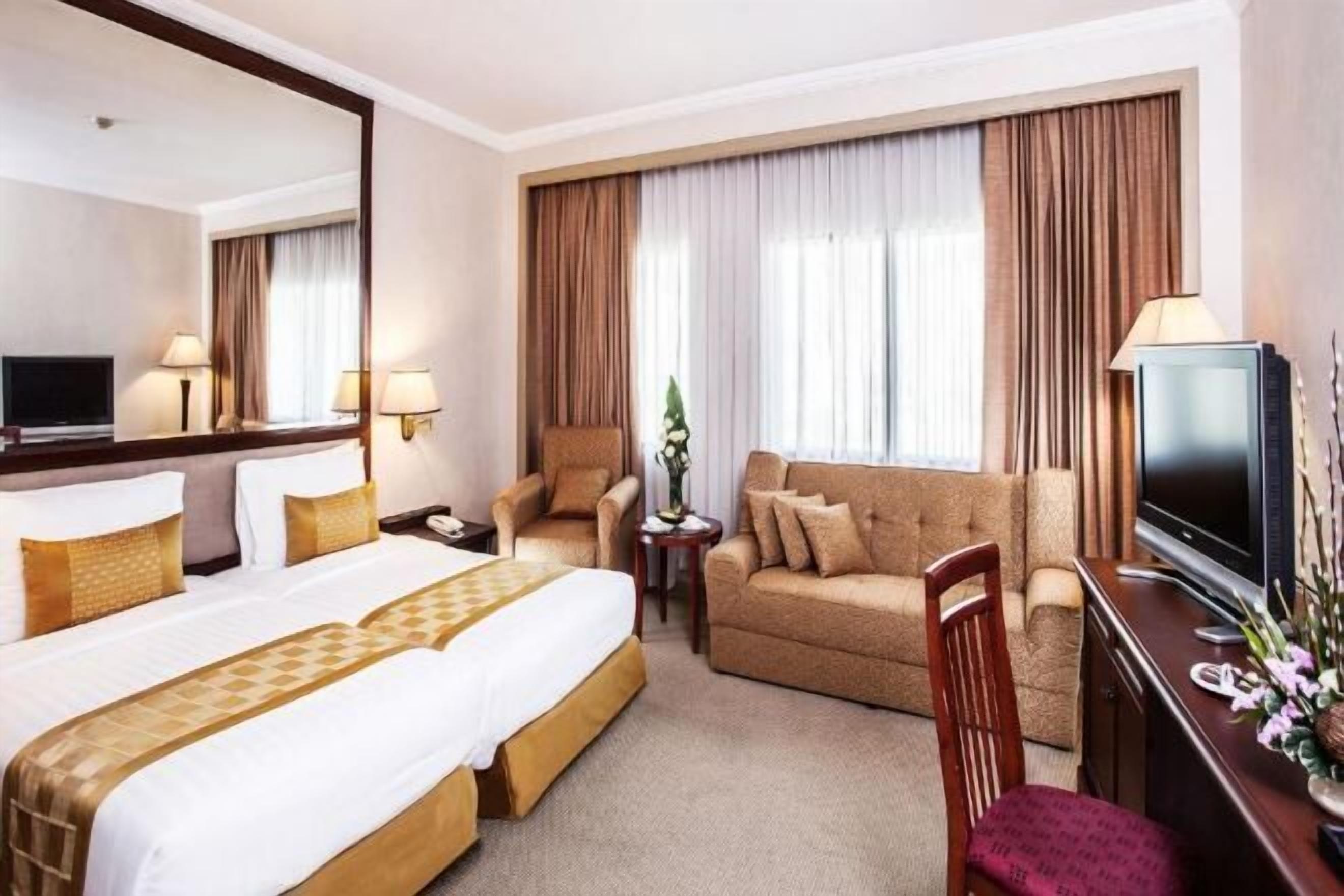 Minibar, caja de seguridad en la habitación y escritorio 