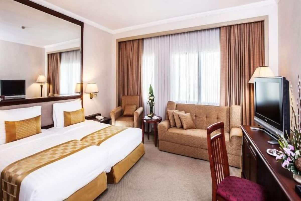 Minibar, caja de seguridad en la habitación y escritorio