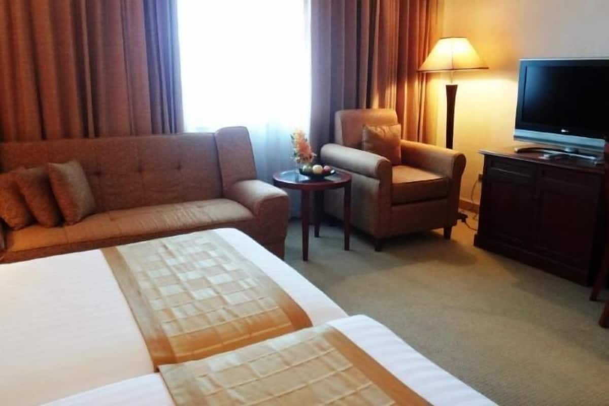 Minibar, caja de seguridad en la habitación y escritorio