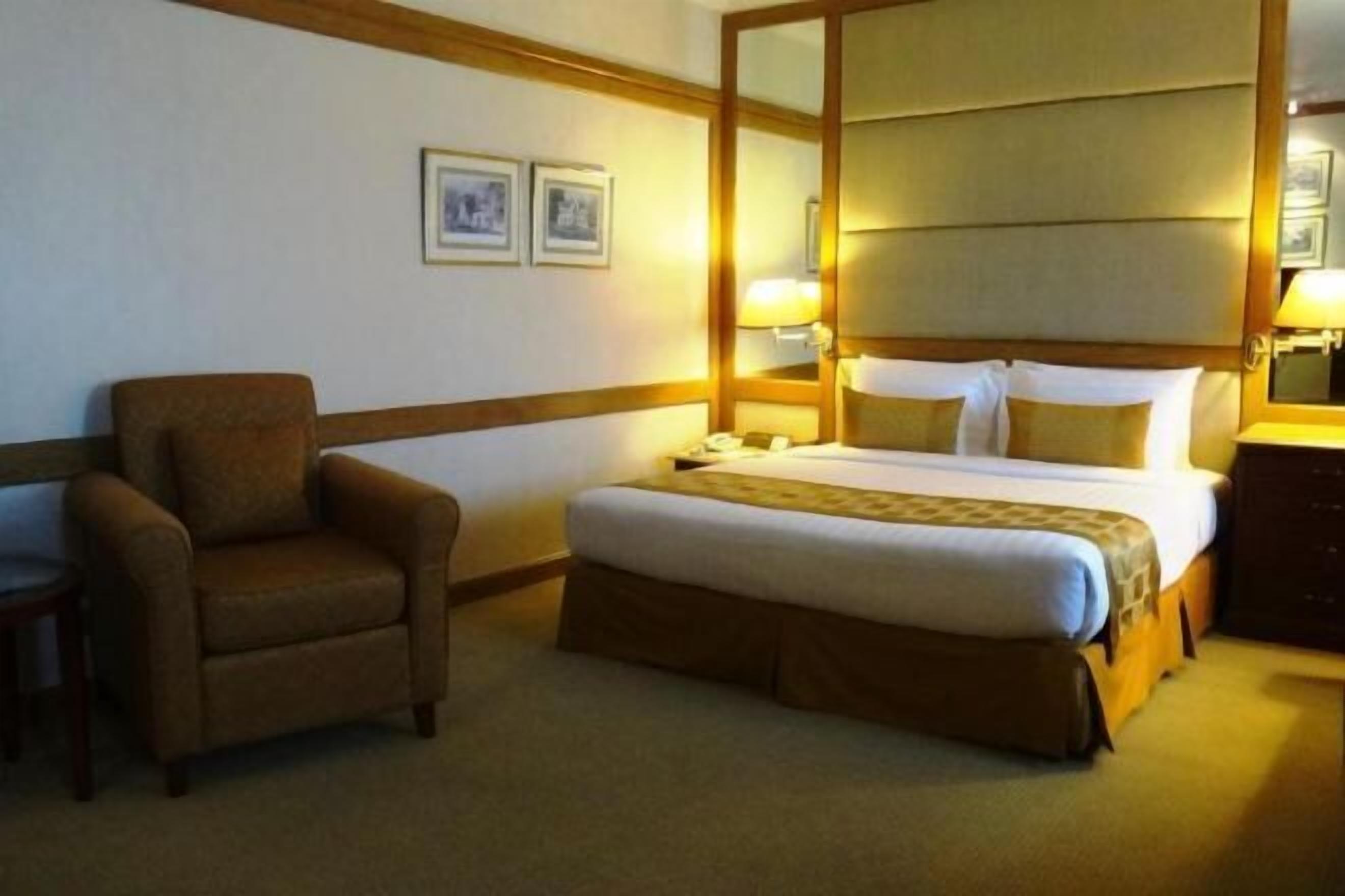 Minibar, caja de seguridad en la habitación y escritorio 