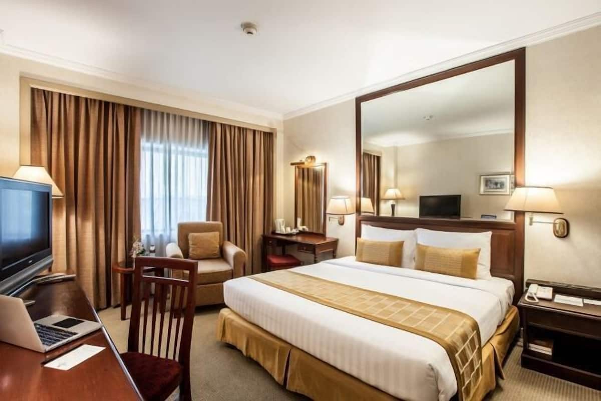 Minibar, in-room safe, desk, blackout curtains