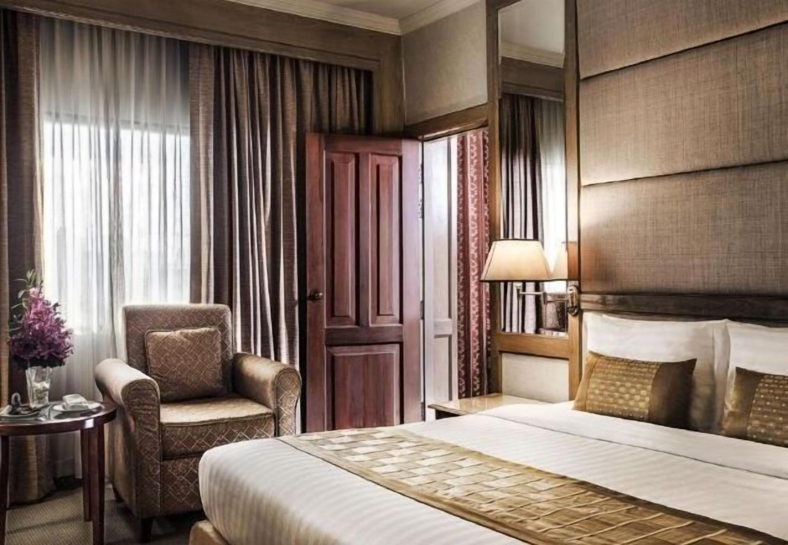 Minibar, caja de seguridad en la habitación y escritorio 