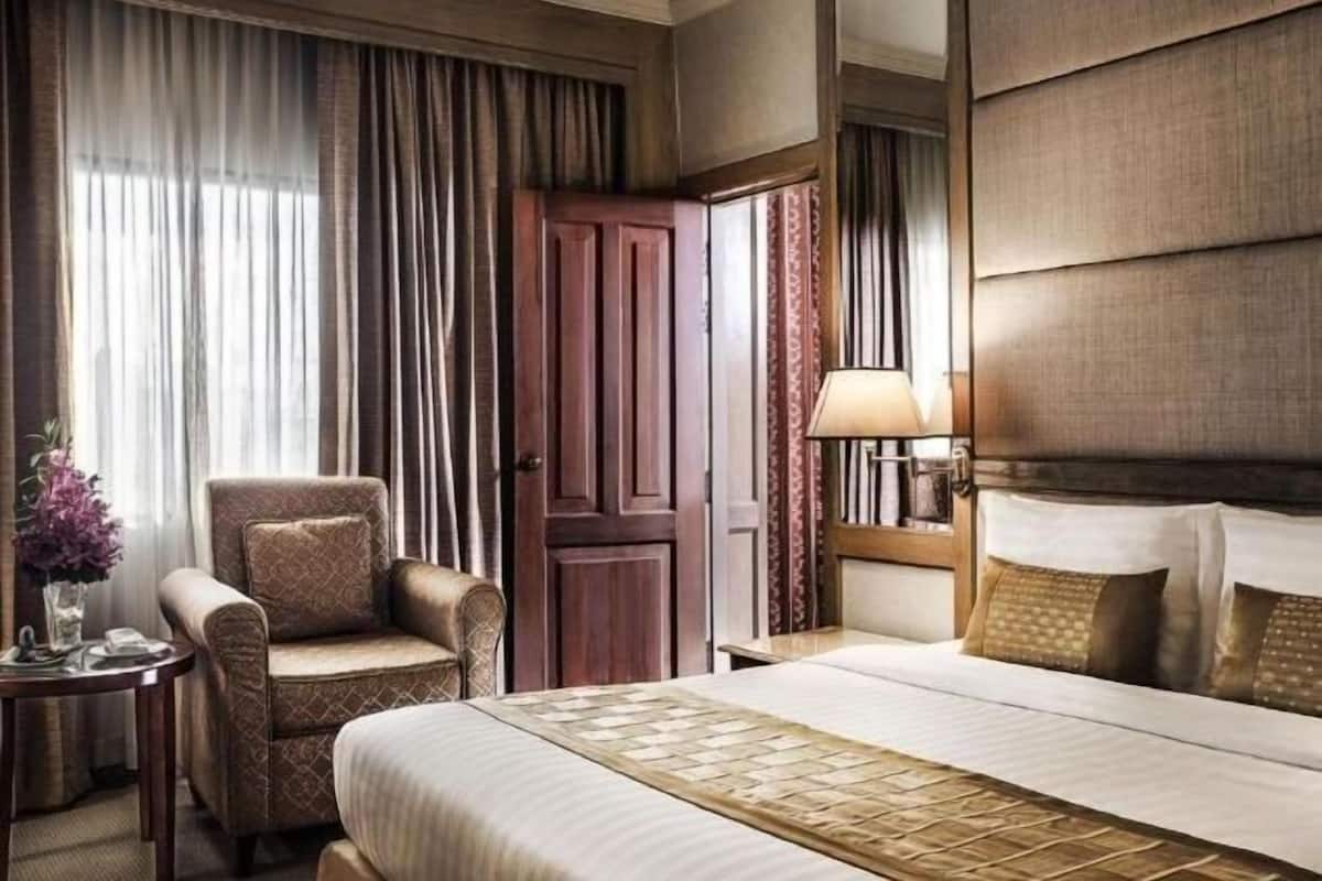 Minibar, caja de seguridad en la habitación y escritorio