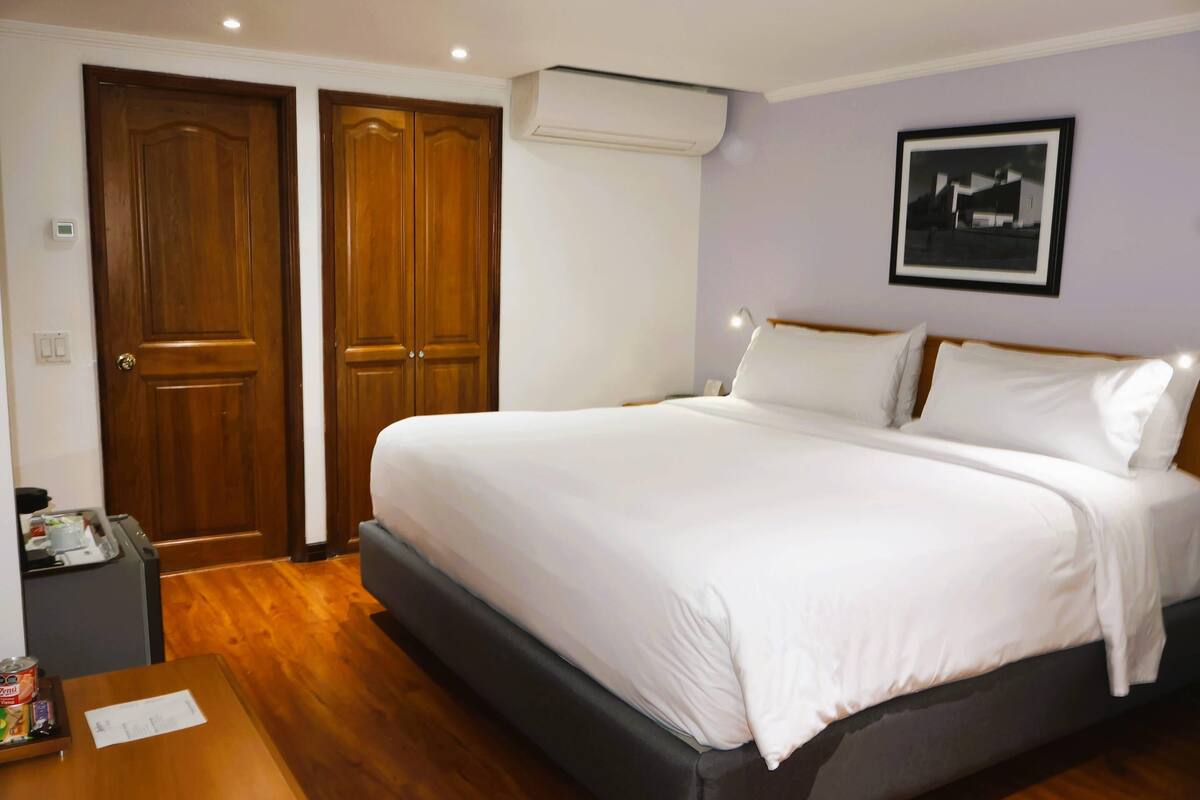 Room, 1 King Bed (Upper Floor) | Select Comfort beds, in-room safe, desk, laptop workspace