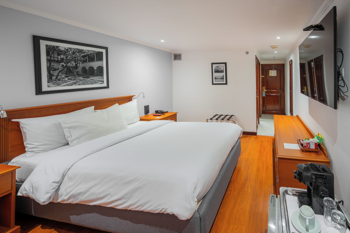 Standard Room, 1 King Bed | Select Comfort beds, in-room safe, desk, laptop workspace